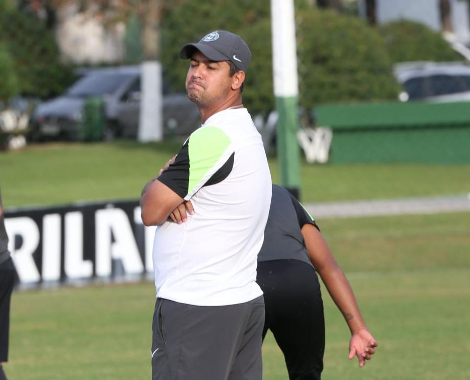 O técnico Marquinhos Santos tem um grande desafio à frente do Coritiba: levar o time a uma virada inédita na história do Estadual. | Ivonaldo Alexandre/Gazeta do Povo
