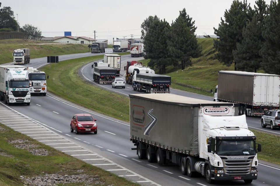 Antes da lei, os caminhoneiros tinham que pagar pedágio para todos os eixos dos seus veículos. | Brunno Covello/Gazeta do Povo