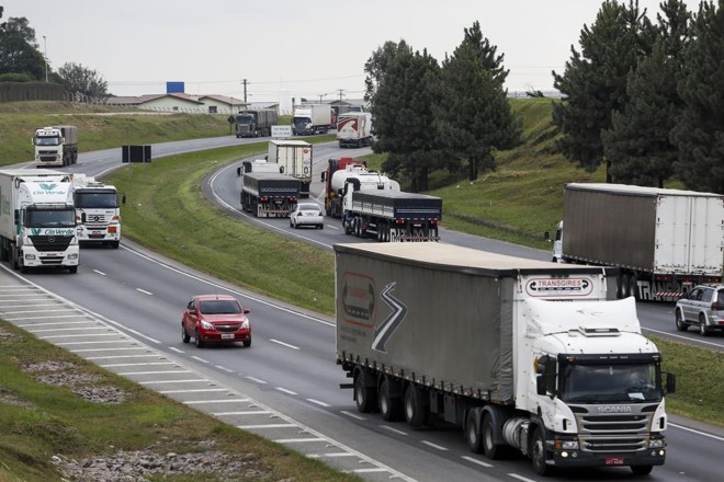 Antes da lei, os caminhoneiros tinham que pagar pedágio para todos os eixos dos seus veículos. | Brunno Covello/Gazeta do Povo