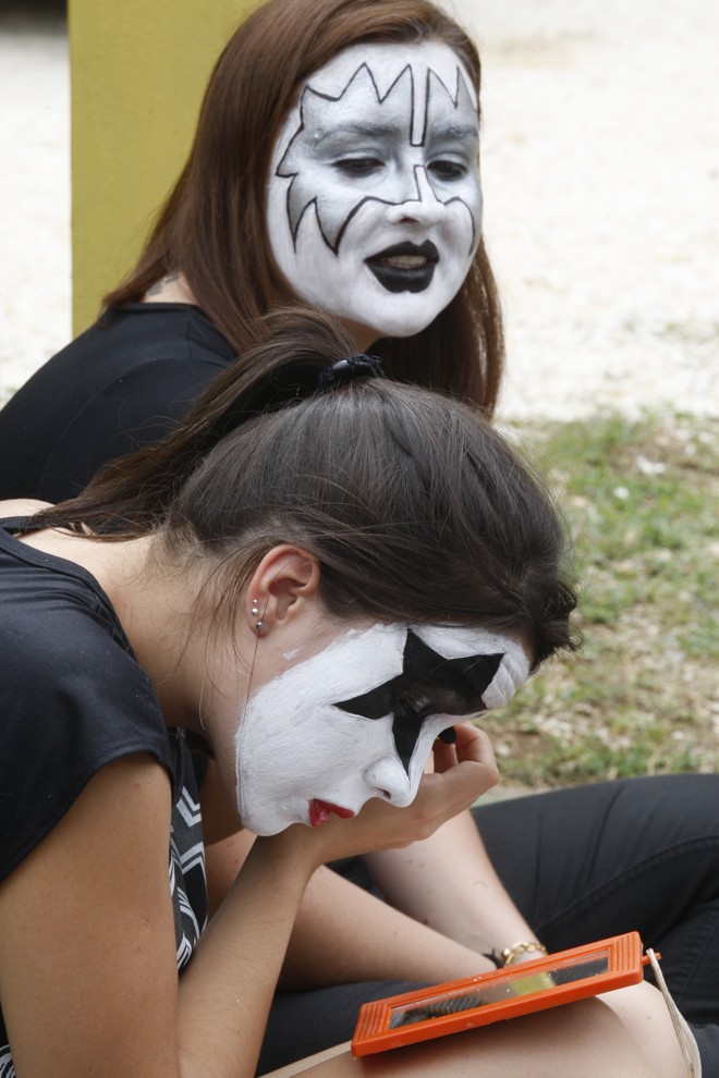 Fãs como as irmãs Louise de Almeida , 18, e Luciana de Almeida , 29, se maquiaram com as famosas máscaras do Kiss. | Aniele Nascimento/Gazeta do Povo