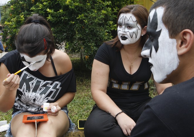 Louise, pintada como The Starchild (Paul Stanley) e e Luciana foram à Pedreira com o irmão, Renato de Almeida, 21. | Aniele Nascimento/Gazeta do Povo