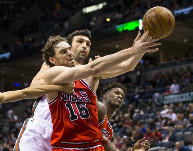 MÃO NO SOVACO! Zaza Pachulia , do Bucks, disputa bola com Paul Gasol, do Bulls. Eis que surge uma mão no sovaco de Gasol. Cócegas! | Jeff Hanisch/USA Today Sports