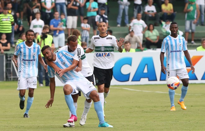 Carlinhos brinca de mochila do jogador do Londrina. | IVONALDO ALEXANDRE/GAZETA