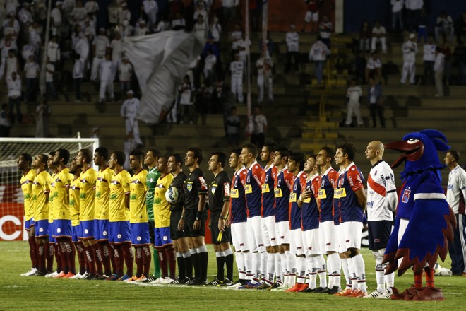 Todo mundo perfilado para cantar os hinos na Vila Capanema, inclusive a Gralha Azul, mascote paranista, que se colocou ao lado do goleiro Marcos. | Hugo Harada/Gazeta do Povo
