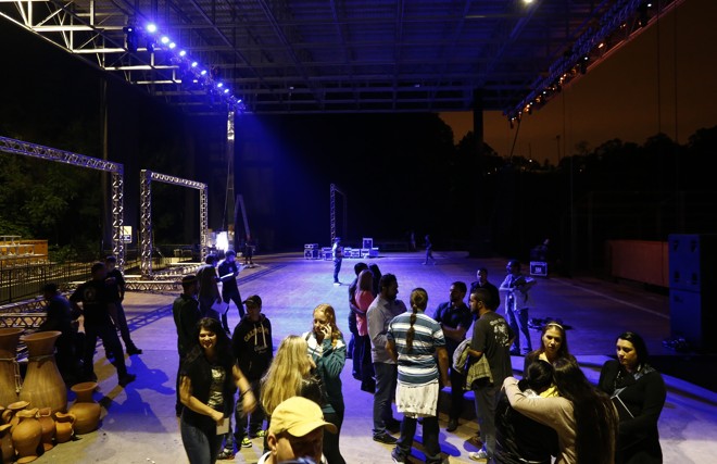 Mesmo quando a Pedreira Paulo Leminski estava fechada por ordem judicial, o espetáculo do lanteria continuou sendo apresentado no local | Hugo Harada/Gazeta do Povo