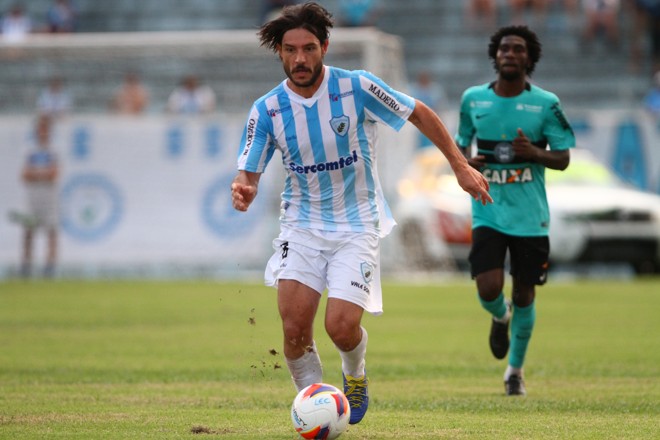 Germano foi alvo de reclamação dos jogadores do Coritiba pelo jogo violento. | Gilberto Abelha/Jornal de Londrina