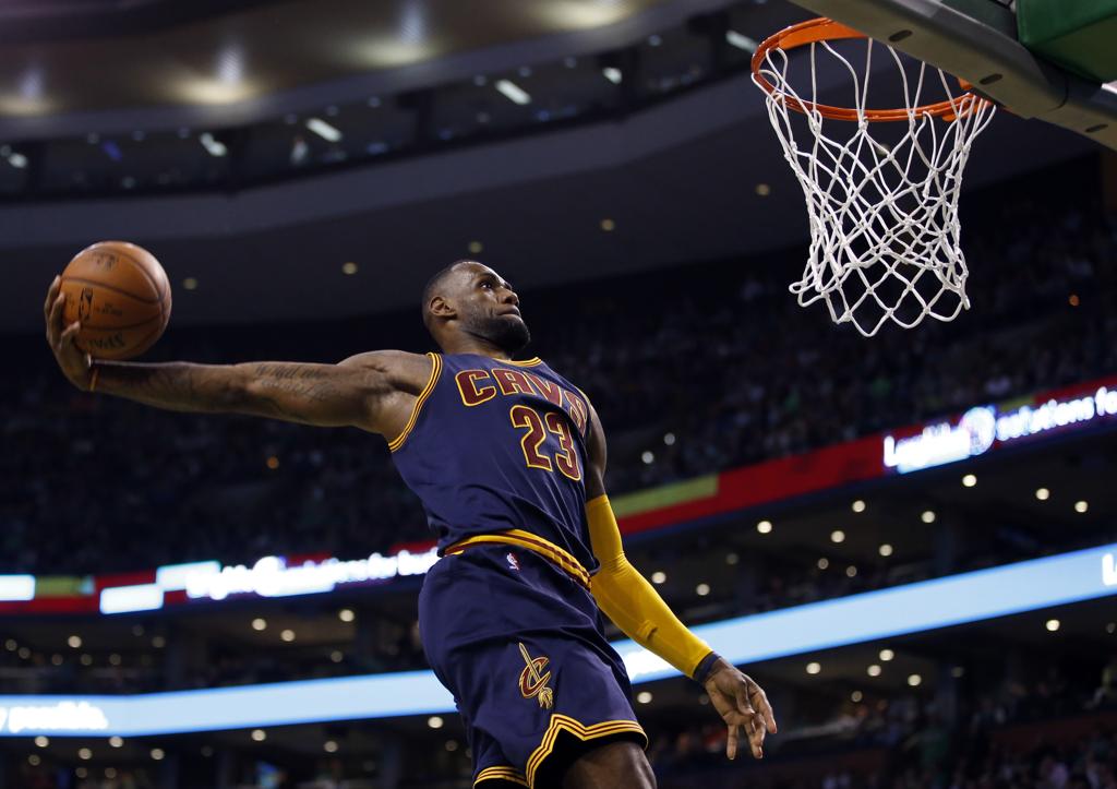 LeBron James voou para dar mais uma vitória ao Cleveland Cavaliers sobre o Boston Celtics. | David Butler II/USA Today Sports