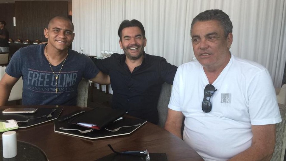 Walter, Constantin Teo e Paulo Carneiro: contrato assinado por um ano. | Divulgação/Agência Fellegger