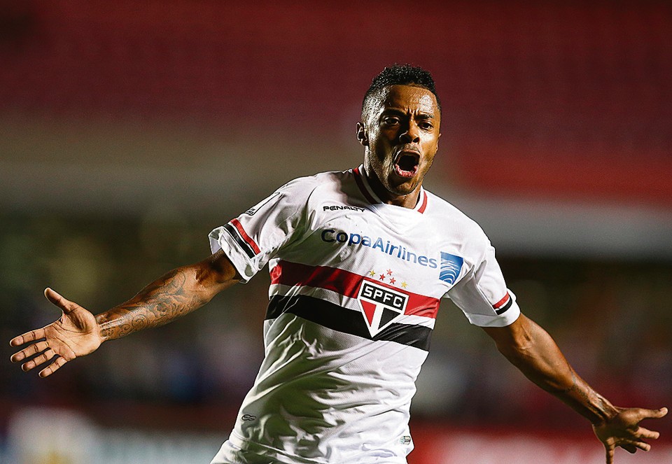 Autor do segundo gol são-paulino, Michel Bastos festeja a classificação no clássico com o Timão. | Sebastião Moreira/EFE