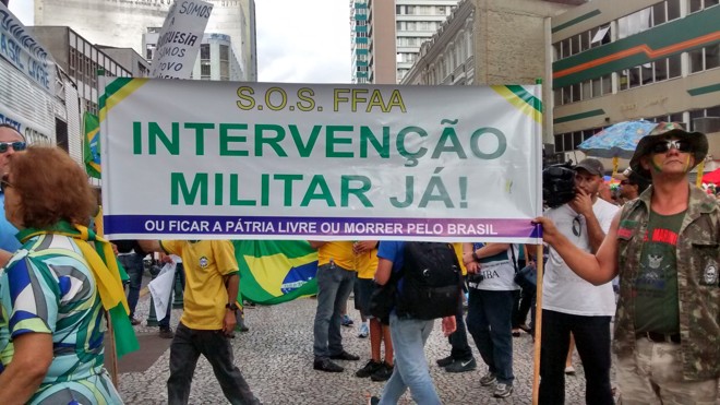 Alguns manifestantes traziam cartazes favoráveis à uma intervenção militar, mas eram minoria. Ao fim do ato, integrantes do Movimento Brasil Livre declararam-se contrários à intervenção militar e disseram que essas mensagens “não representavam o MBL”. A fala foi vaiada por parte dos manifestantes. | 