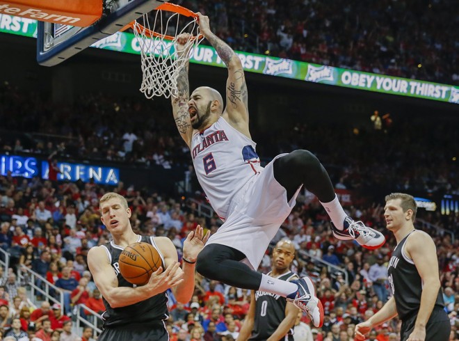Ai, QUE ÓDIO!! Pero Antic, do Atlanta Hawks, não perdoou. Foi para cima da defesa do Brooklyn Nets e enterrou com gosto. | Erik S. Lesser/EFE