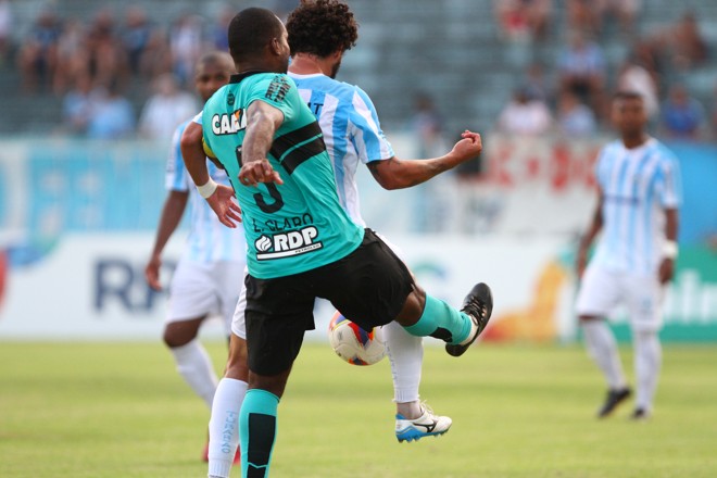 Luccas Claro e Arthur, duelo permanente do jogo. | Gilberto Abelha/Jornal de Londrina