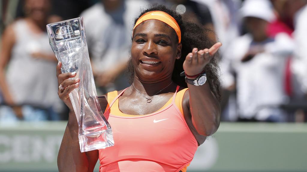 Serena ergue o oitavo troféu em Miami: dez finais, 80 partidas disputadas e 73 vitórias no piso duro da Flórida. | Rhona Wise/EFE