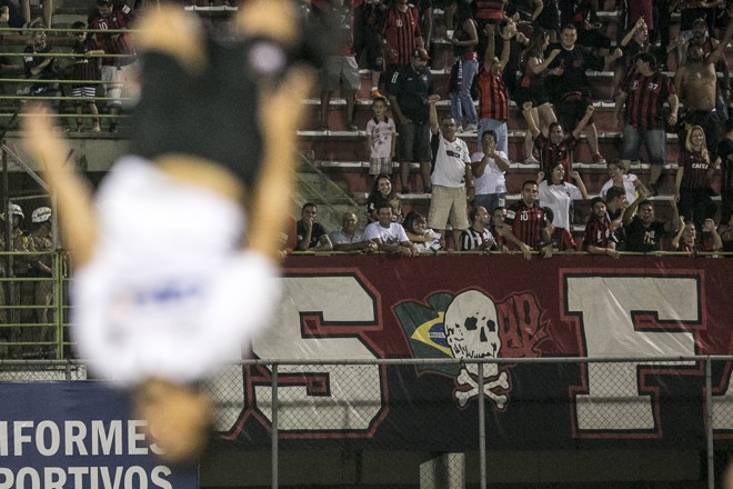 ... e voa com a torcida atleticana ao fundo. | Marcelo Andrade/Gazeta do Povo