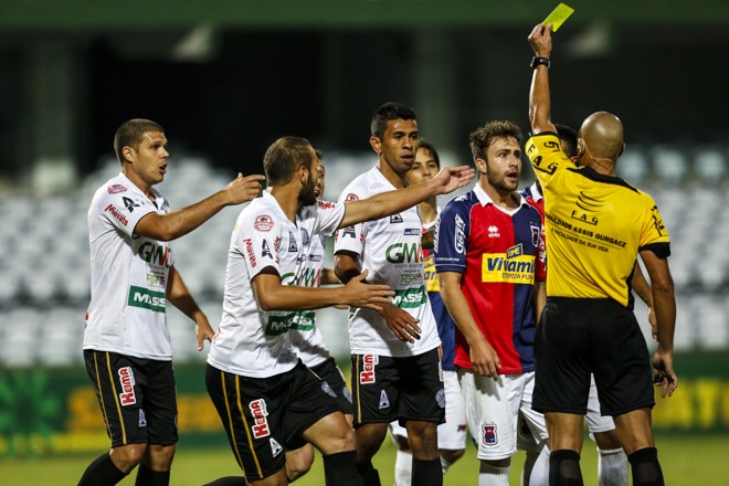 Cartão amarelo para Netinho ficou barato: carrinho matou o contra-ataque e tirou Danilo Baia do jogo. | Brunno Covello/Gazeta do Povo