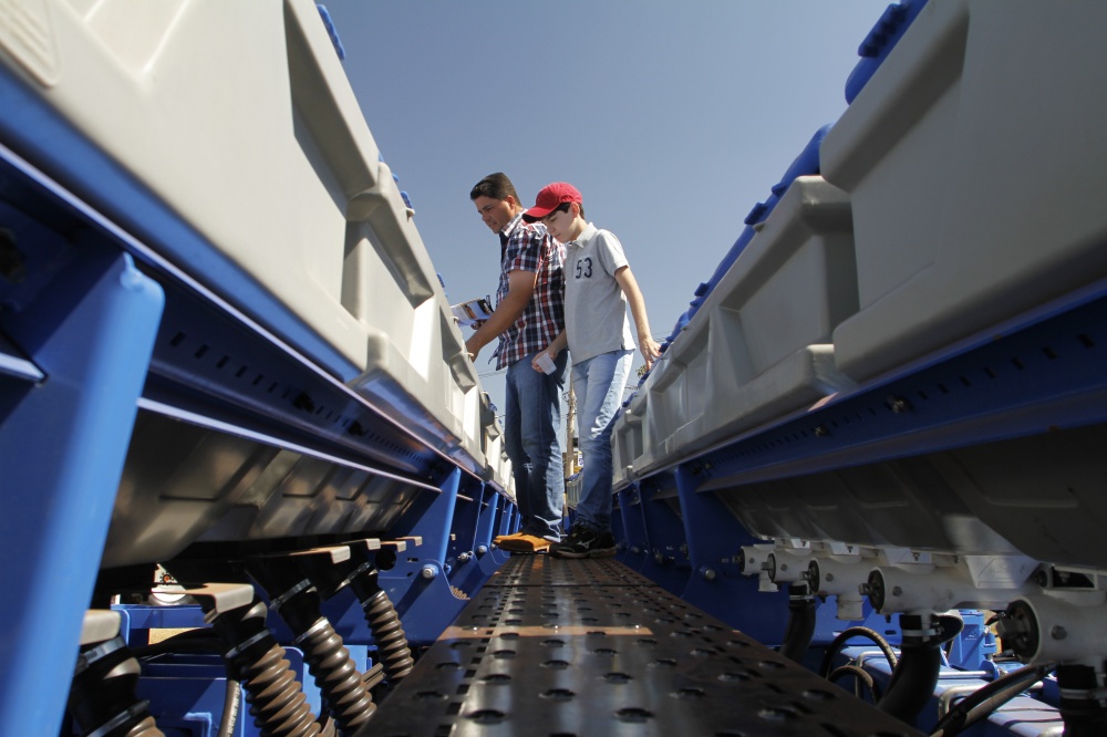 Produtores observam máquinas durante Agrishow. Mercado contém pessimismo para o setor. | Divulgaa§a£o / Agrishow