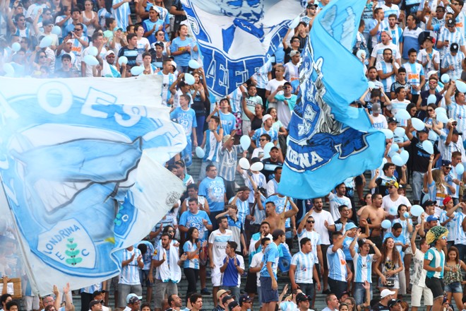 A torcida do Londrina fez festa no Café: 10 mil pessoas no estádio. | Gilberto Abelha/Jornal de Londrina