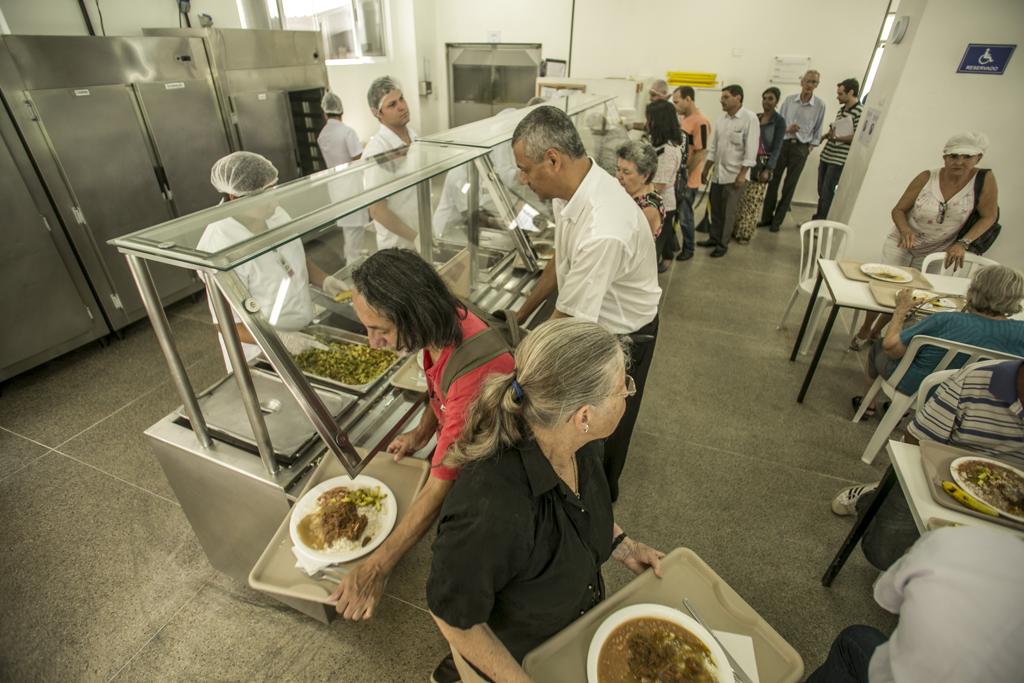 Além deste restaurante popular na Praça Rui Barbosa, a prefeitura mantém outros três, no Sítio Cercado, Fazendinha e Pinheirinho. | Marcelo Andrade/Gazeta do Povo