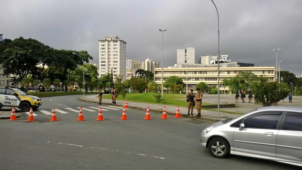 PM isola o entorno da Assembleia, altera o trânsito e ônibus mudam de trajeto | Aniele Nascimento/Gazeta do Povo