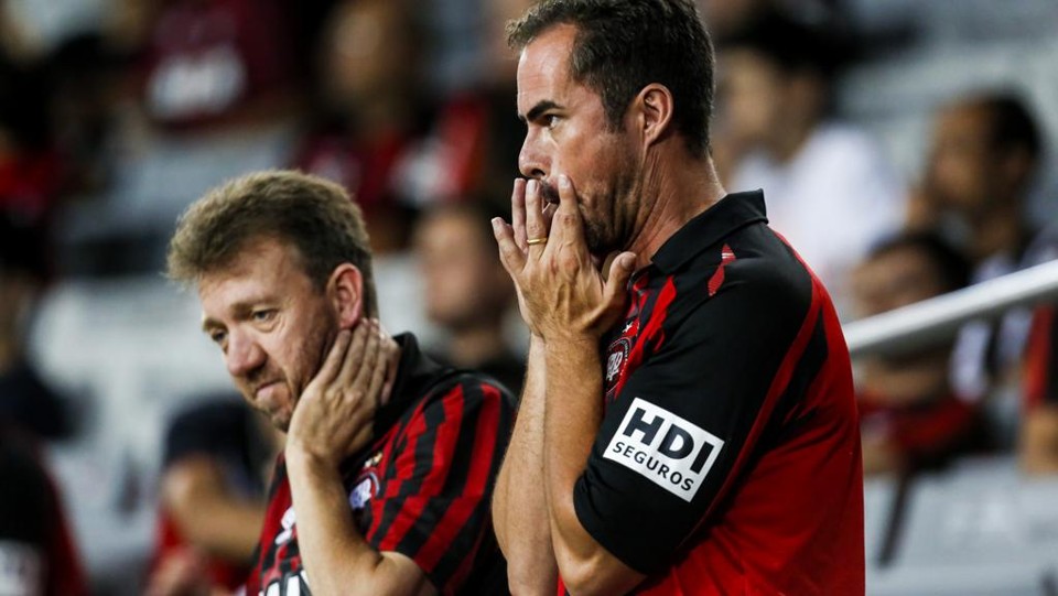 Torcedor do Atlético vaia o time contra o Rio Branco: pelo menos mais uma semana de sofrimento. | Brunno Covello/Gazeta do Povo