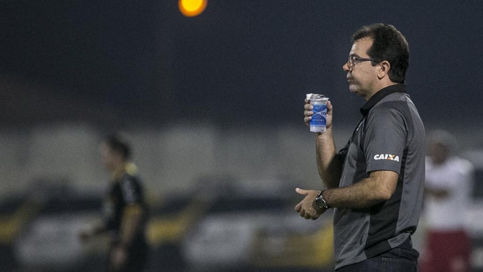 Enderson Moreira reproduz o discurso de Claudinei Oliveira, que já se queixava do clima hostil contra o time. | Marcelo Andrade/Gazeta do Povo