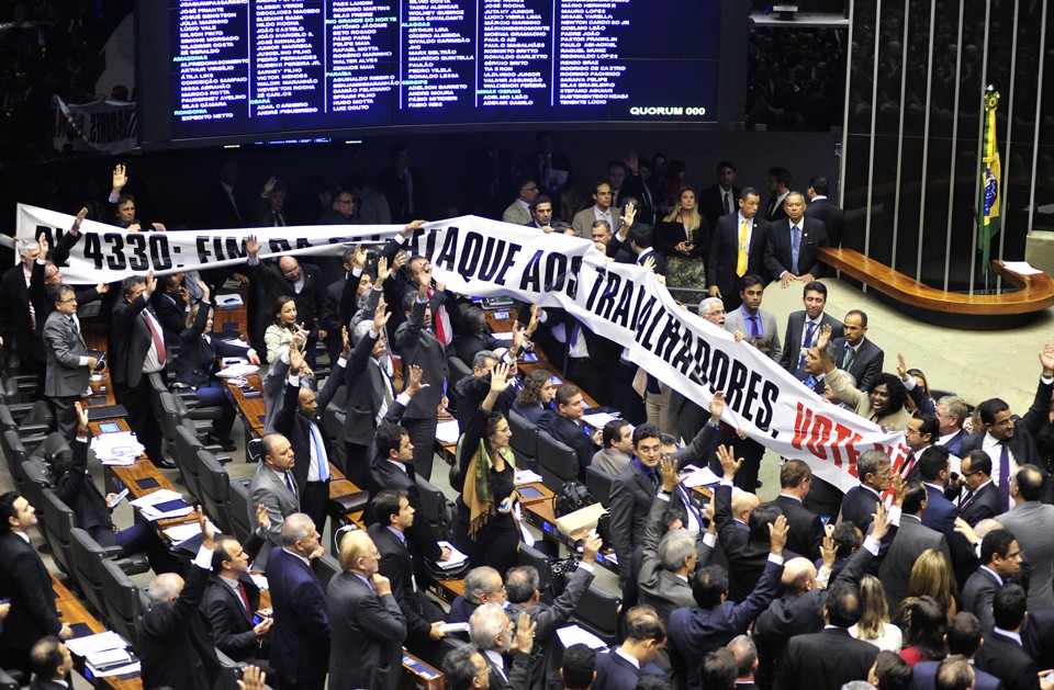 Opositores do projeto até tentaram fazer barulho, mas não conseguiriam impedir a derrota. | Gustavo Lima/Agência Câmara