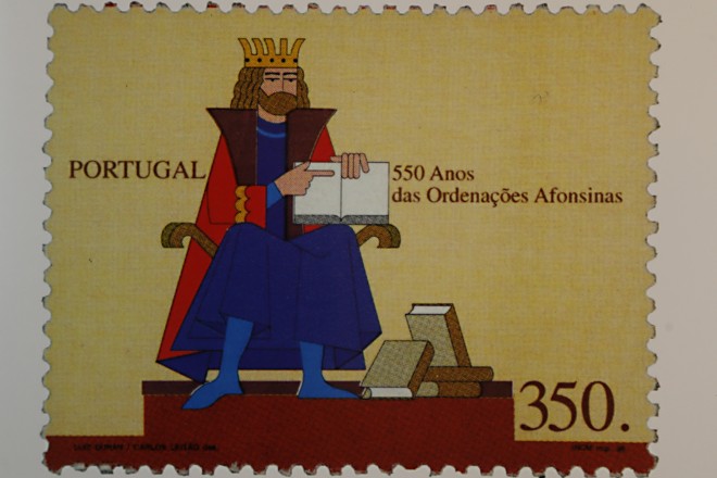 Selo português sobre os 550 anos das Ordenações Afonsinas, uma das primeiras compilações de leis da era modernaRe | Albari Rosa/Gazeta do Povo