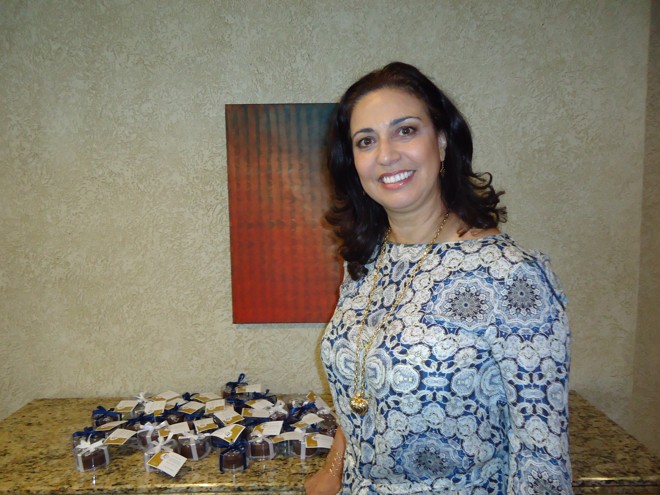 O charme árabe da empresária Denise Mauad Abujamra coloria a Feijoada do Hotel Mabu, no sábado, onde era uma das anfitriãs. Ela posa ao lado de uma pintura, assinada by herself, em mostra na galeria daquele catalogado address da hotelaria curitibana. | Leatrice Heidgger