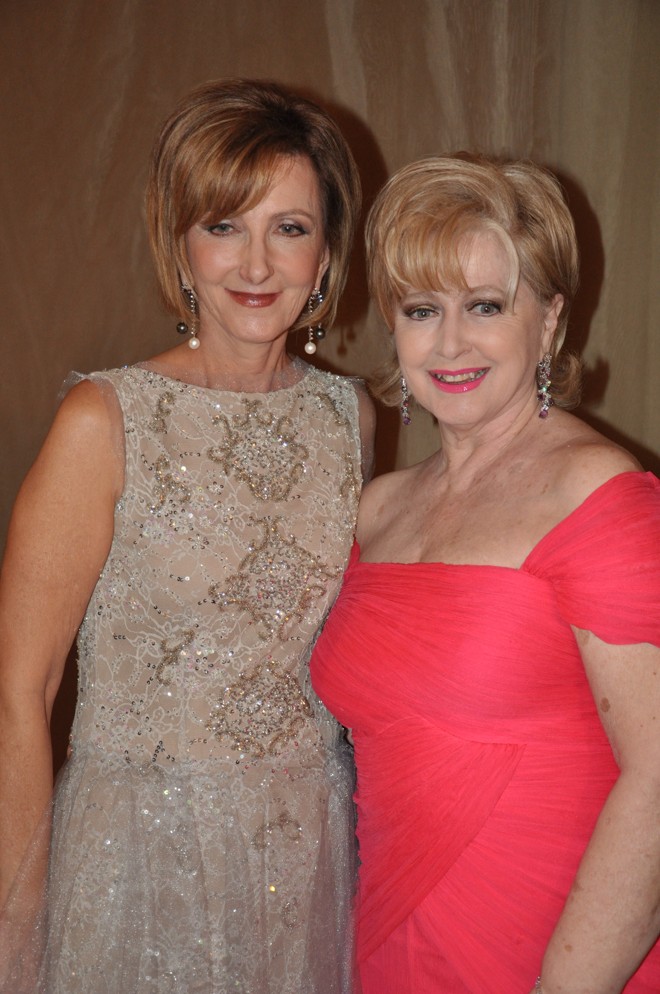 Nomes expressivos do mundo social paranaense, aliando sensibilidade, beleza e tradição, as sempre festejadas irmãs Rosarinho “Tassi” Amaral e Maria Angela “Tassi” Simões Teixeira. | Ângela de Mello