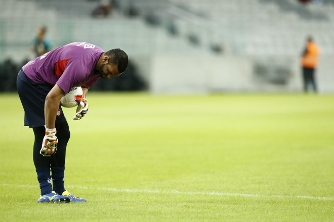Weverton aquece para o jogo. | Hugo Harada/Gazeta do Povo