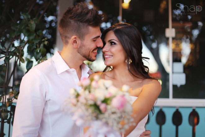 João Marcelo Mazza e Ana Paula Daros fizeram da cerimônia de casamento, no último dia 11, no Ambiental Pub, uma despedida. O casal vai morar no Rio de Janeiro. Músico, João – que é filho do agitador cultural Carlos Fernando Mazza, o Mazzinha – cantou e tocou para a entrada da noiva e depois se apresentou com sua banda, a Bloco W Brazil. | Estúdio Snap