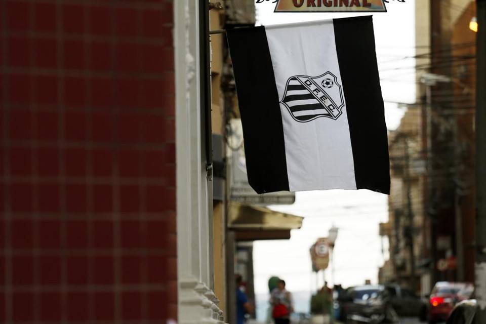 Bandeira do Operário em rua de Ponta Grossa mostra o ânimo da torcida com a chance de título: ‘Vai Fantasma’ virou grito de guerra. | Josue Teixeira/Gazeta do Povo