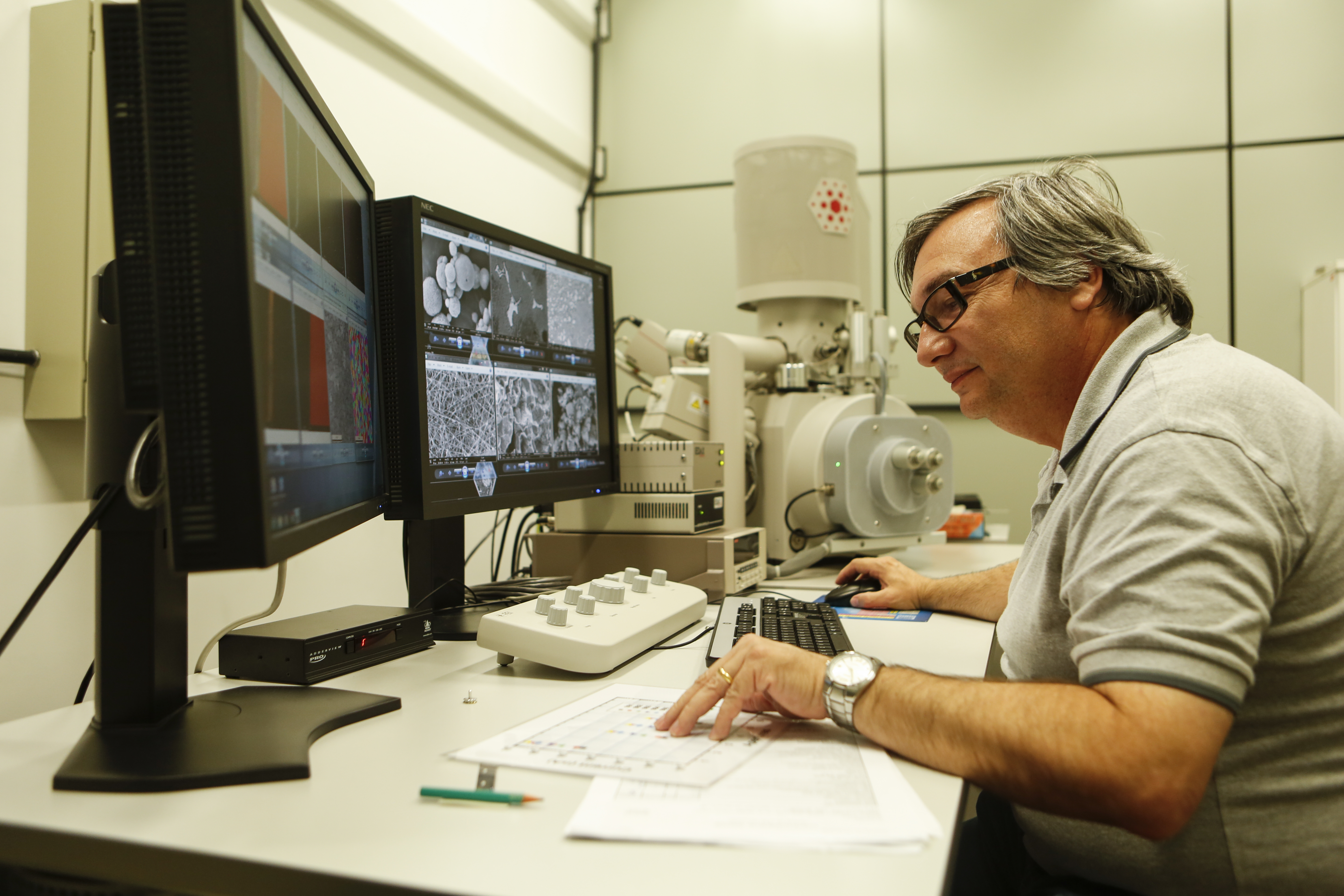 Ney Mattoso no Centro de Microscopia Eletrônica da UFPR, à espera de espaço para o equipamento | Marcelo Andrade/Gazeta do Povo