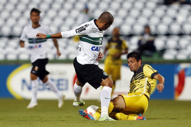 Wellington Paulista divide com defensor do Cascavel no Couto Pereira. | Albari Rosa/Gazeta do Povo