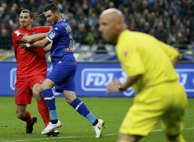 DANÇA COMIGO? Ibrahimovic (à esq.), do PSG, disputa espaço na área com Mathieu Peybernes, do Bastia, pelo campeonato francês. | GONZALO FUENTES/REUTERS