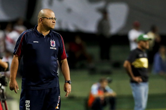 Luciano Gusso observa o jogo no Couto Pereira. | Brunno Covello/Gazeta do Povo