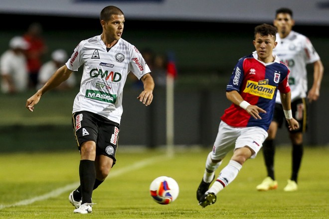 Douglas Baia, lateral do Operário, recebe a marcação de Rossi: nenhum dos dois terminou o jogo. | Brunno Covello/Gazeta do Povo