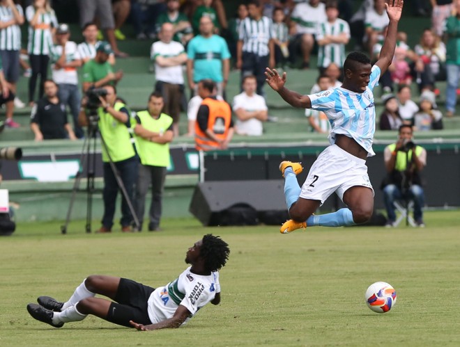 Negueba chega firme na dividida com Jhon Murillo. | IVONALDO ALEXANDRE/GAZETA