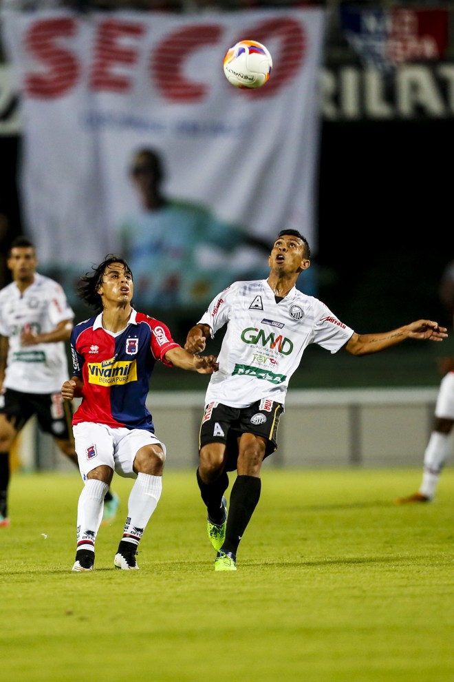 Ricardinho e Chicão hipnotizados pela bola. | Brunno Covello/Gazeta do Povo