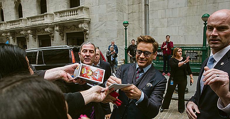 Robert Downey Jr., o Homem de Ferro, dá autógrafos em Nova York. | Lucas Jackson/Reuters