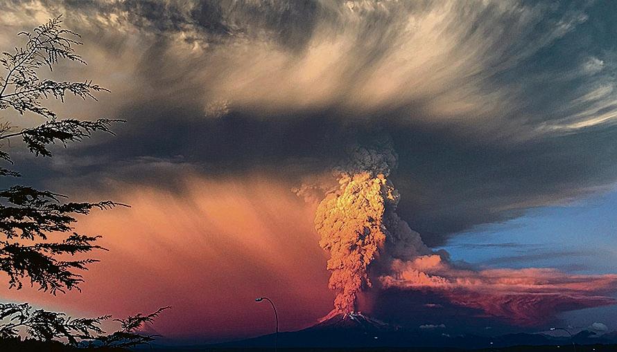 A erupção vista a partir da cidade chilena de Puerto Montt: coluna de fumaça do Calbuco atingiu 15 quilômetros de altitude e chegou ao sul da Argentina. | Reuters