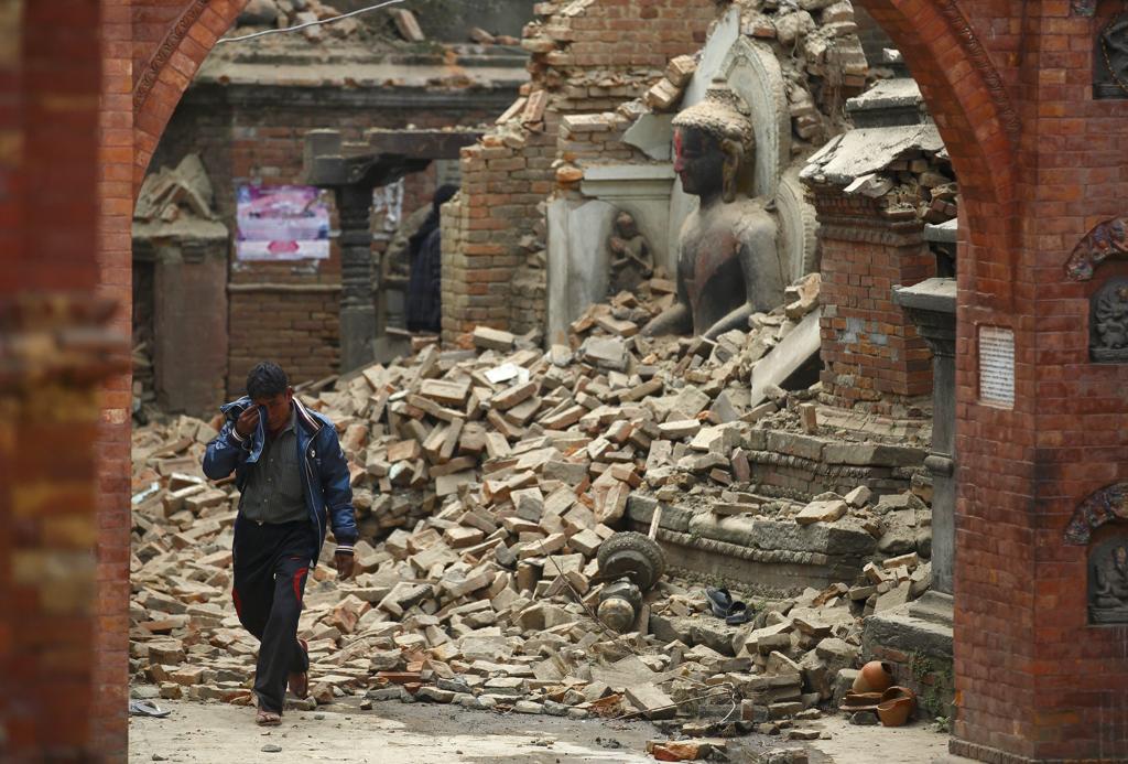 Destruição provocada pelo terremoto em Bhaktapur, no Nepal | NAVESH CHITRAKAR/REUTERS