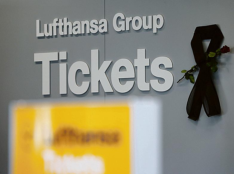 Luto em guichê da Lufthansa, que controla a Germanwgins. | Wolfgang Rattay / Reuters