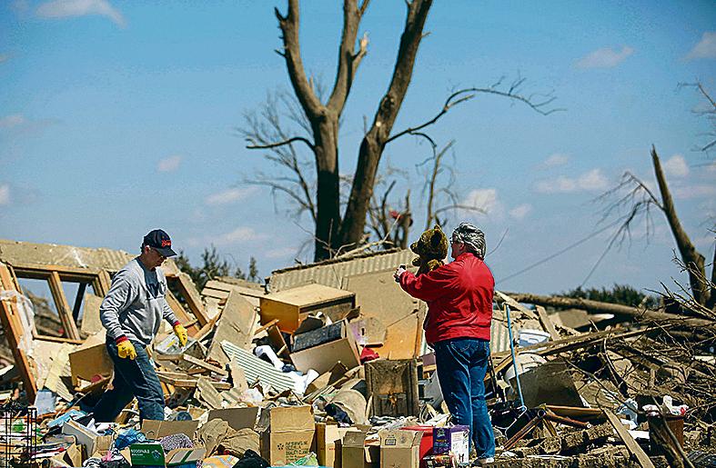 Moradores de Rochelle tentam recuperar bens em casa destruída. | Joshua Lott / Reuters