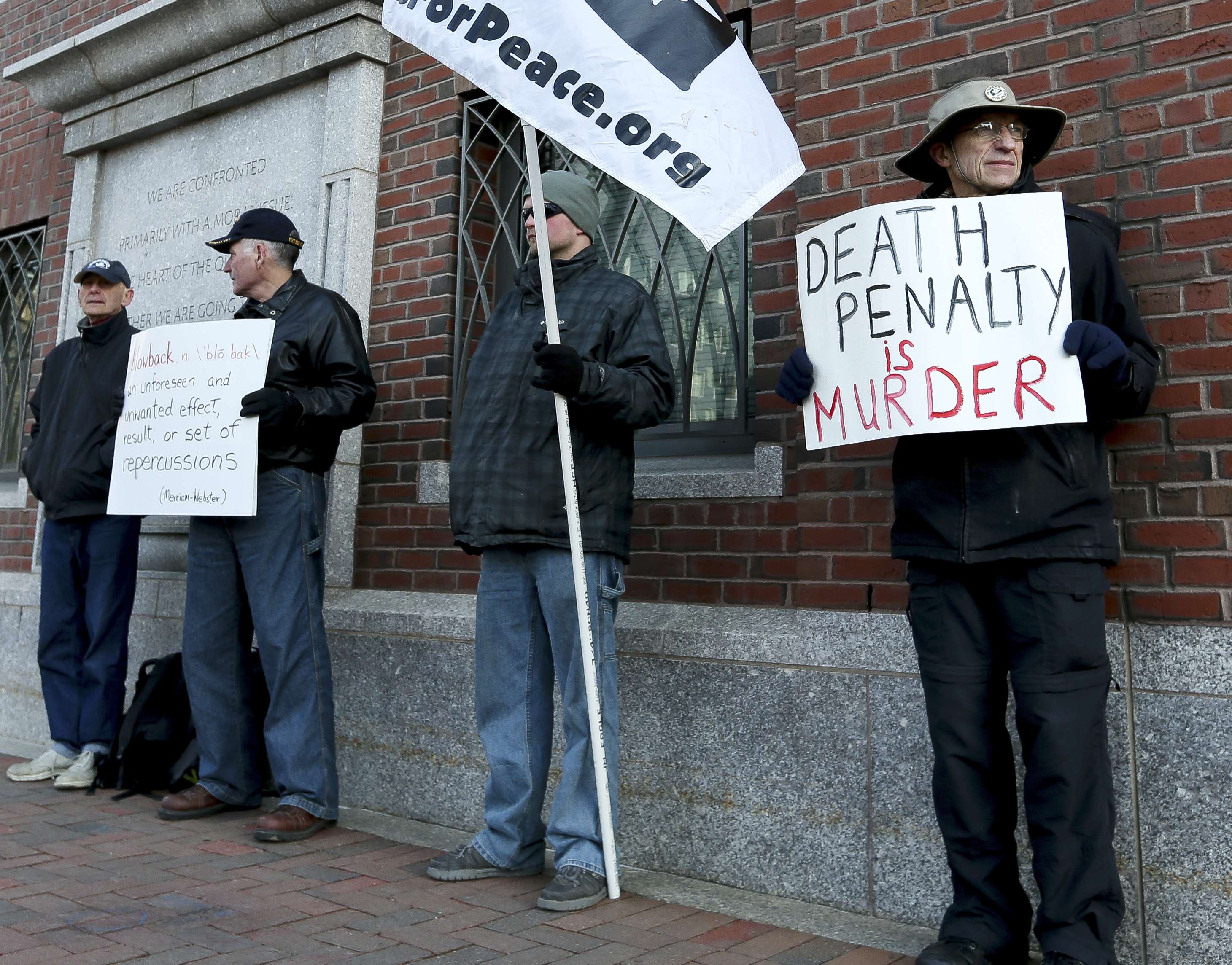 Manifestantes contrários à pena de morte durante o julgamento de um dos autores do atentado em Boston | Lisa Hornak /Reuters