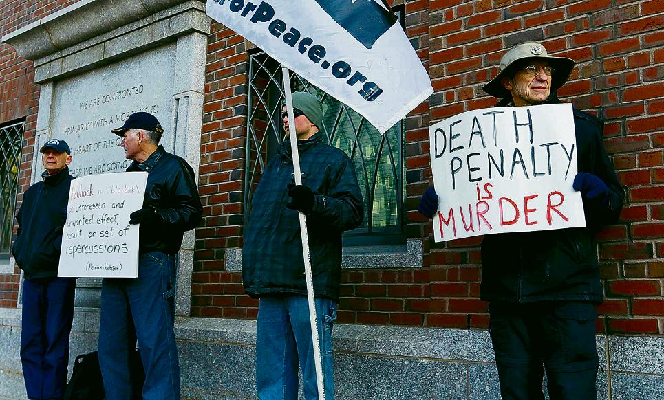 Manifestantes contrários à pena de morte na frente do tribunal em que Tsarnaev foi condenado. | Lisa Hornak / Reuters