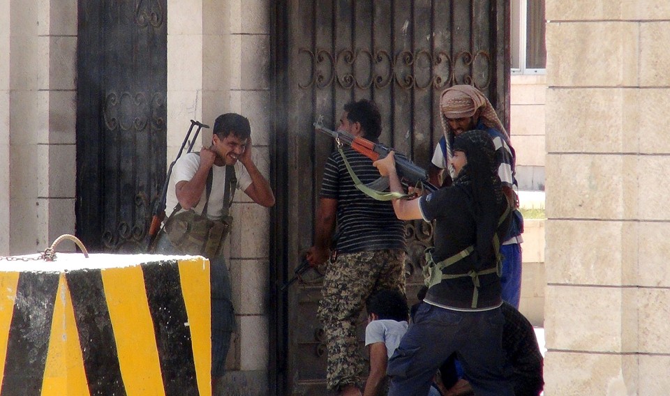 Combatentes leais ao presidente do Iêmen, Abdo Rabu Mansur Hadi, durante confronto contra milicianos houthis na cidade portuária de Áden | STRINGER/REUTERS