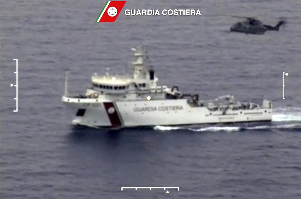 Navio e helicóptero das forças italianas durante as buscas da embarcação com imigrantes que naufragou a caminho da Itália | REUTERS TV/REUTERS