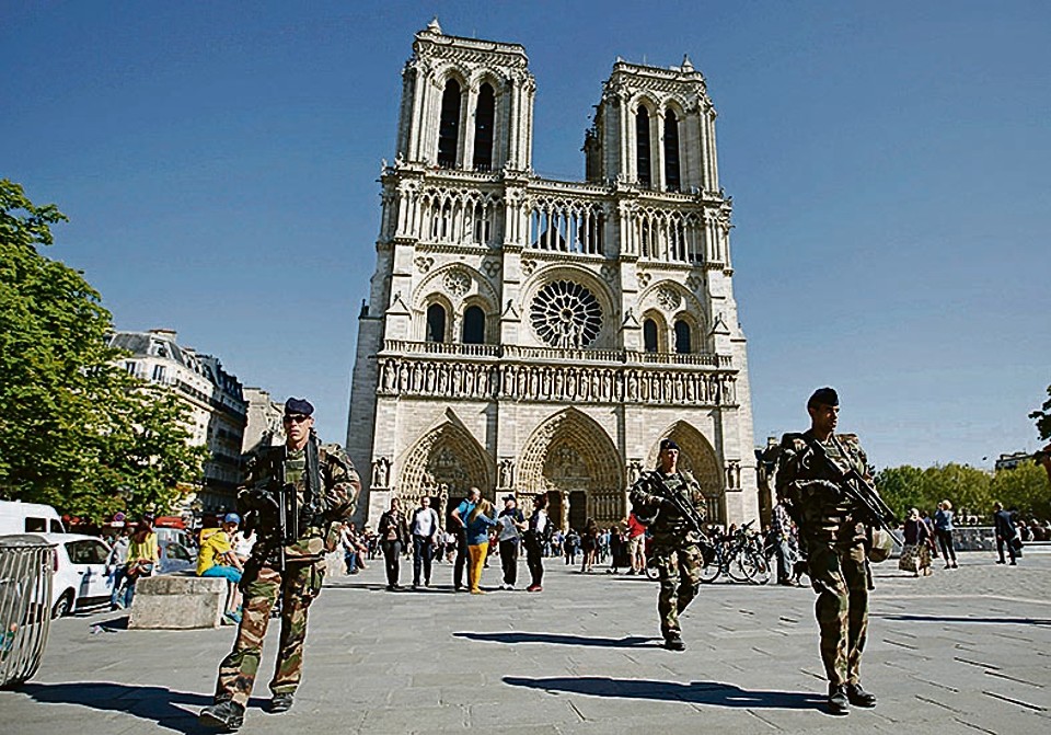 Policiais reforçaram a segurança na catedral de Notre Dame. | Charles Platiau /Reuters