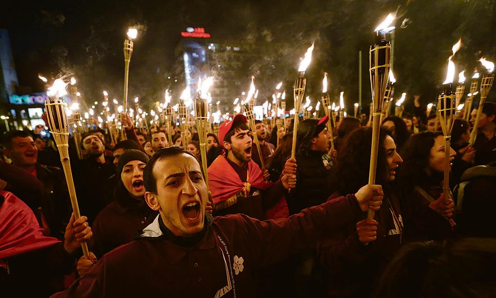 Manifestantes em Yerevan, capital da Armênia: país pede que a Turquia reconheça a morte de 1,5 milhão de pessoas como genocídio. | David Mdzinarishvili /Reuters